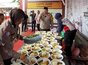 Pos Pelayanan Mudik Polres Pasuruan Bagikan Makan ke Pemudik