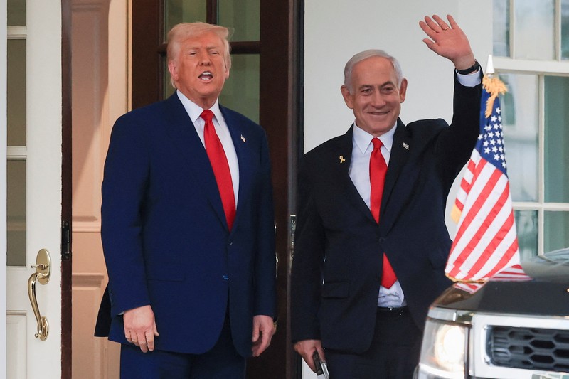 Presiden AS Donald Trump terlihat di samping kendaraan dinas di luar Gedung Putih pada hari Trump dan Perdana Menteri Israel Benjamin Netanyahu menghadiri pertemuan, di Washington, AS, 7 April 2025. (REUTERS/Kevin Mohatt)