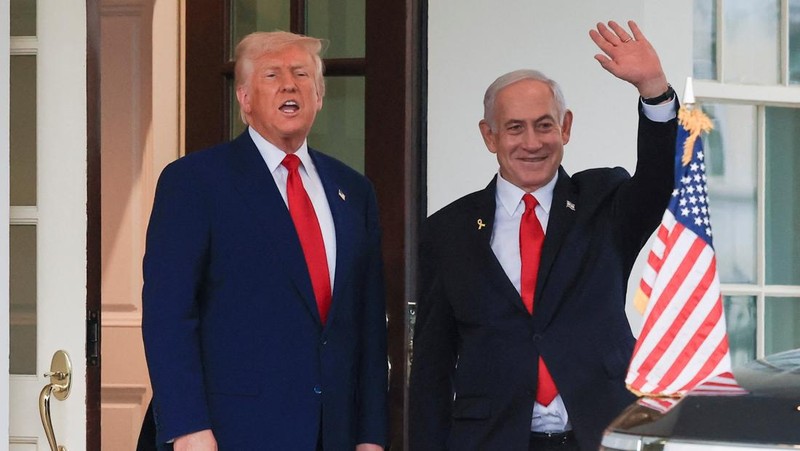 Presiden AS Donald Trump terlihat di samping kendaraan dinas di luar Gedung Putih pada hari Trump dan Perdana Menteri Israel Benjamin Netanyahu menghadiri pertemuan, di Washington, AS, 7 April 2025. (REUTERS/Kevin Mohatt)
