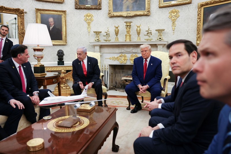 Presiden AS Donald Trump terlihat di samping kendaraan dinas di luar Gedung Putih pada hari Trump dan Perdana Menteri Israel Benjamin Netanyahu menghadiri pertemuan, di Washington, AS, 7 April 2025. (REUTERS/Kevin Mohatt) Presiden AS Donald Trump terlihat di samping kendaraan dinas di luar Gedung Putih pada hari Trump dan Perdana Menteri Israel Benjamin Netanyahu menghadiri pertemuan, di Washington, AS, 7 April 2025. (REUTERS/Kevin Mohatt)
