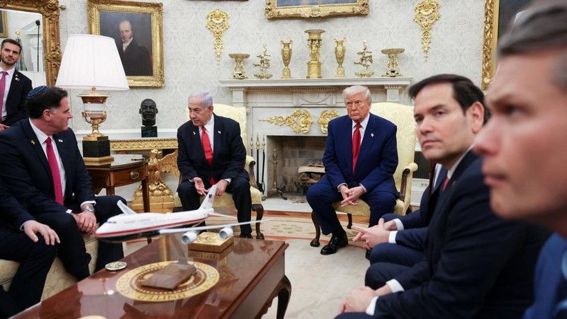 Presiden AS Donald Trump terlihat di samping kendaraan dinas di luar Gedung Putih pada hari Trump dan Perdana Menteri Israel Benjamin Netanyahu menghadiri pertemuan, di Washington, AS, 7 April 2025. (REUTERS/Kevin Mohatt)