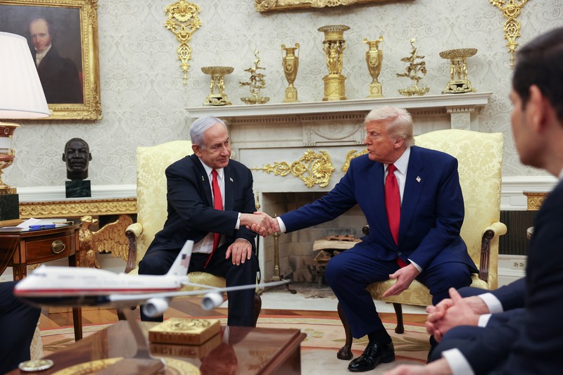 Presiden AS Donald Trump terlihat di samping kendaraan dinas di luar Gedung Putih pada hari Trump dan Perdana Menteri Israel Benjamin Netanyahu menghadiri pertemuan, di Washington, AS, 7 April 2025. (REUTERS/Kevin Mohatt)