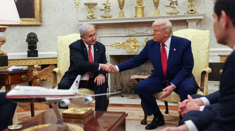 Presiden AS Donald Trump terlihat di samping kendaraan dinas di luar Gedung Putih pada hari Trump dan Perdana Menteri Israel Benjamin Netanyahu menghadiri pertemuan, di Washington, AS, 7 April 2025. (REUTERS/Kevin Mohatt)