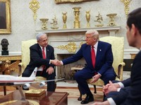 Presiden AS Donald Trump dan Perdana Menteri Israel Benjamin Netanyahu berjabat tangan selama pertemuan di Ruang Oval di Gedung Putih di Washington, AS, 7 April 2025. (REUTERS/Kevin Mohatt)