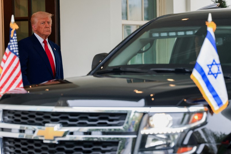 Presiden AS Donald Trump terlihat di samping kendaraan dinas di luar Gedung Putih pada hari Trump dan Perdana Menteri Israel Benjamin Netanyahu menghadiri pertemuan, di Washington, AS, 7 April 2025. (REUTERS/Kevin Mohatt)