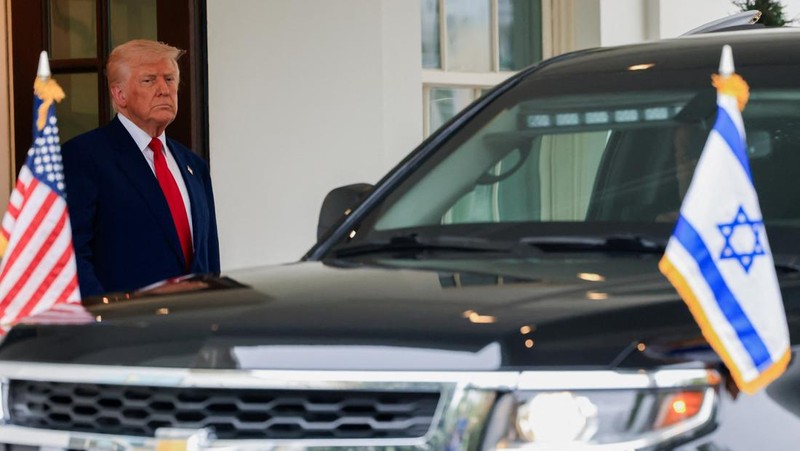 Presiden AS Donald Trump terlihat di samping kendaraan dinas di luar Gedung Putih pada hari Trump dan Perdana Menteri Israel Benjamin Netanyahu menghadiri pertemuan, di Washington, AS, 7 April 2025. (REUTERS/Kevin Mohatt)