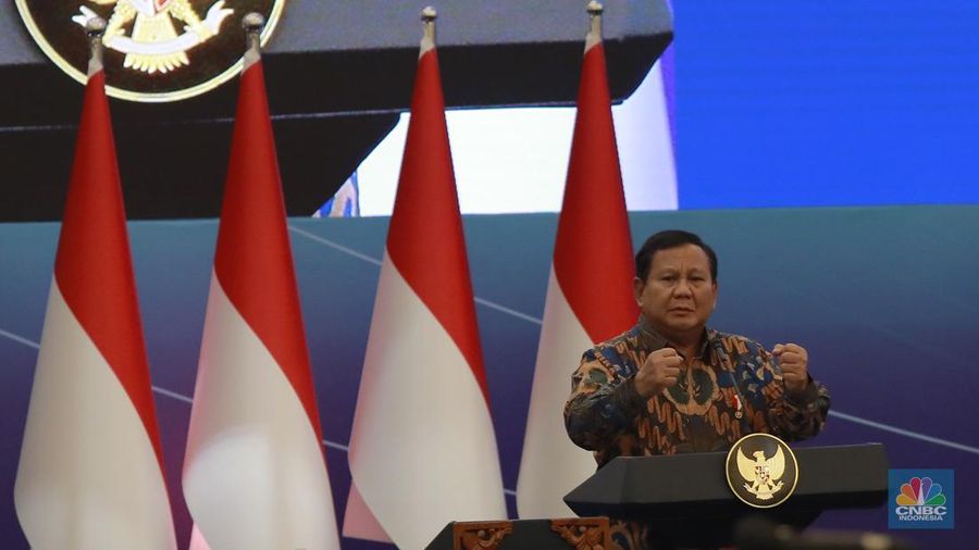 Presiden RI Prabowo Subianto memberi pidato di acara Sarasehan Ekonomi bersama Presiden RI dengan tema