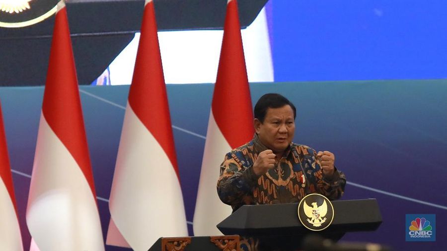 Presiden RI Prabowo Subianto memberi pidato di acara Sarasehan Ekonomi bersama Presiden RI dengan tema