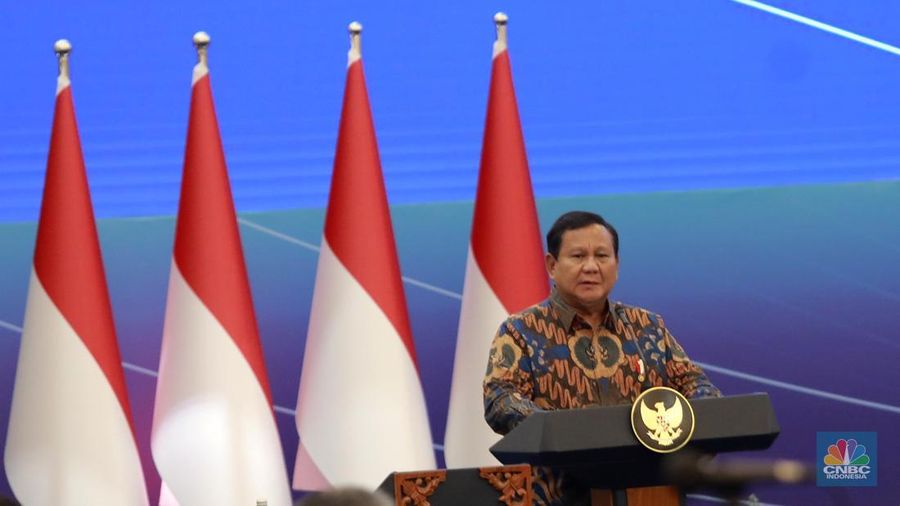 Presiden RI Prabowo Subianto memberi pidato di acara Sarasehan Ekonomi bersama Presiden RI dengan tema 