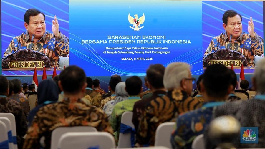 Presiden RI Prabowo Subianto memberi pidato di acara Sarasehan Ekonomi bersama Presiden RI dengan tema 
