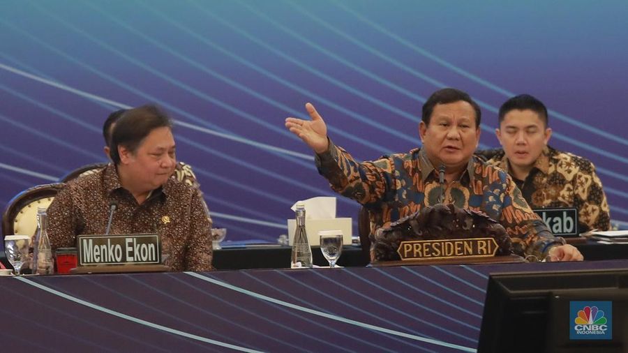 Presiden RI Prabowo Subianto memberi pidato di acara Sarasehan Ekonomi bersama Presiden RI dengan tema