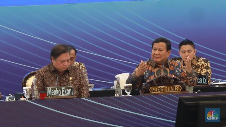 Presiden RI Prabowo Subianto memberi pidato di acara Sarasehan Ekonomi bersama Presiden RI dengan tema