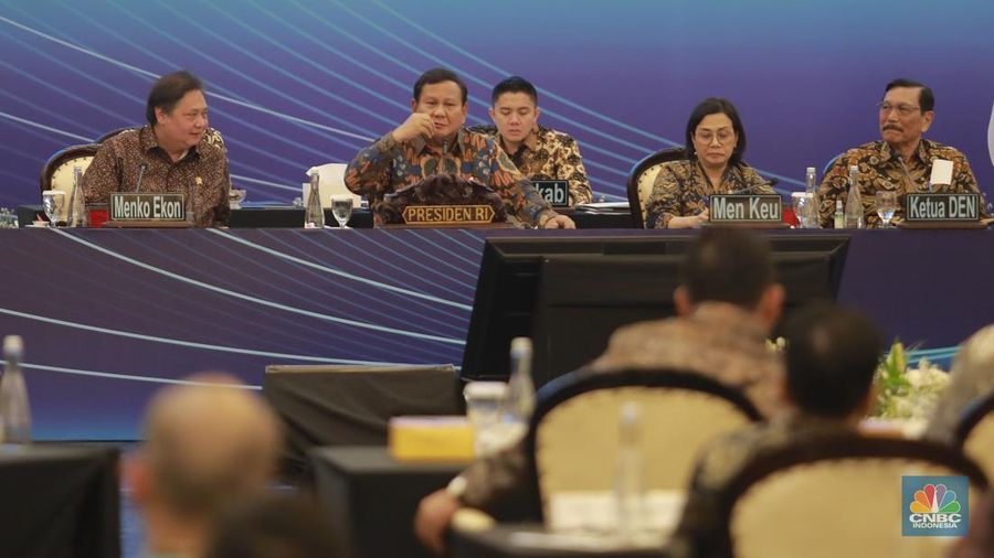 Presiden RI Prabowo Subianto memberi pidato di acara Sarasehan Ekonomi bersama Presiden RI dengan tema 