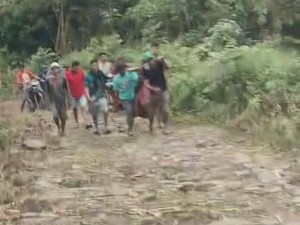 Pria Korban Kecelakaan di Maros Ditandu 4 Km ke Puskesmas gegara Jalan Rusak
