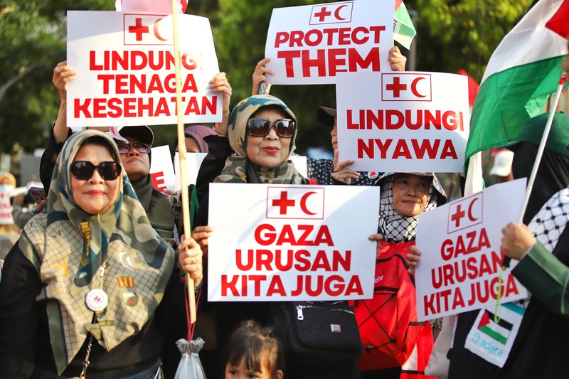 Ratusan dokter dan tenaga kesehatan dari berbagai organisasi menggelar aksi damai di Jakarta pada 7 April 2025 sebagai bentuk solidaritas terhadap tenaga medis dan relawan kemanusiaan yang menjadi korban kekerasan di Gaza. Ratusan dokter dan tenaga kesehatan dari berbagai organisasi menggelar aksi damai di Jakarta pada 7 April 2025 sebagai bentuk solidaritas terhadap tenaga medis dan relawan kemanusiaan yang menjadi korban kekerasan di Gaza. (Dok. Aliansi Rakyat Bela Palestina)