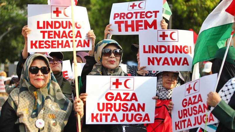 Ratusan dokter dan tenaga kesehatan dari berbagai organisasi menggelar aksi damai di Jakarta pada 7 April 2025 sebagai bentuk solidaritas terhadap tenaga medis dan relawan kemanusiaan yang menjadi korban kekerasan di Gaza. (Dok. Aliansi Rakyat Bela Palestina)