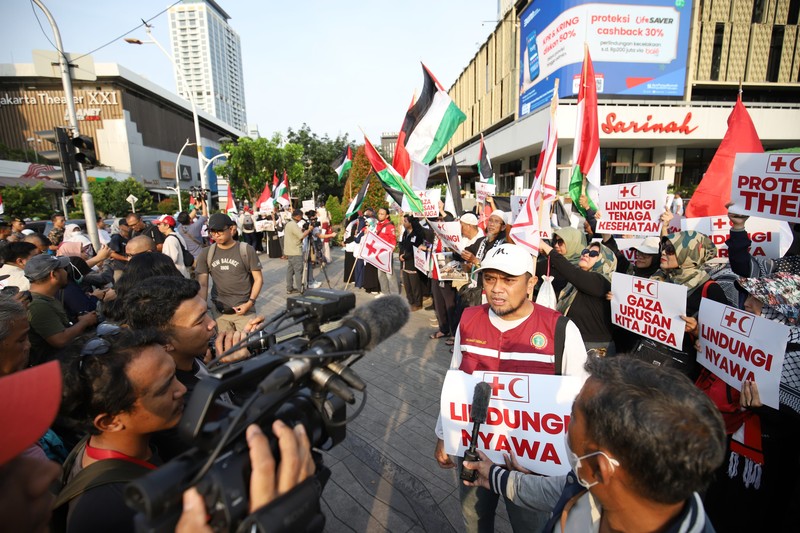 Ratusan dokter dan tenaga kesehatan dari berbagai organisasi menggelar aksi damai di Jakarta pada 7 April 2025 sebagai bentuk solidaritas terhadap tenaga medis dan relawan kemanusiaan yang menjadi korban kekerasan di Gaza. (Dok. Aliansi Rakyat Bela Palestina)