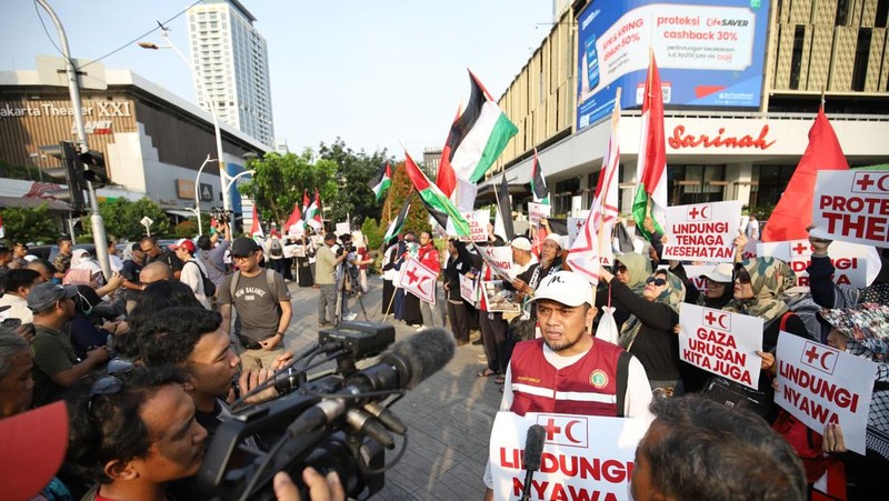 Ratusan dokter dan tenaga kesehatan dari berbagai organisasi menggelar aksi damai di Jakarta pada 7 April 2025 sebagai bentuk solidaritas terhadap tenaga medis dan relawan kemanusiaan yang menjadi korban kekerasan di Gaza. (Dok. Aliansi Rakyat Bela Palestina)