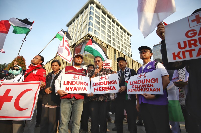 Ratusan dokter dan tenaga kesehatan dari berbagai organisasi menggelar aksi damai di Jakarta pada 7 April 2025 sebagai bentuk solidaritas terhadap tenaga medis dan relawan kemanusiaan yang menjadi korban kekerasan di Gaza. (Dok. Aliansi Rakyat Bela Palestina)