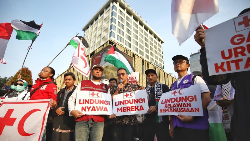 Ratusan dokter dan tenaga kesehatan dari berbagai organisasi menggelar aksi damai di Jakarta pada 7 April 2025 sebagai bentuk solidaritas terhadap tenaga medis dan relawan kemanusiaan yang menjadi korban kekerasan di Gaza. (Dok. Aliansi Rakyat Bela Palestina)