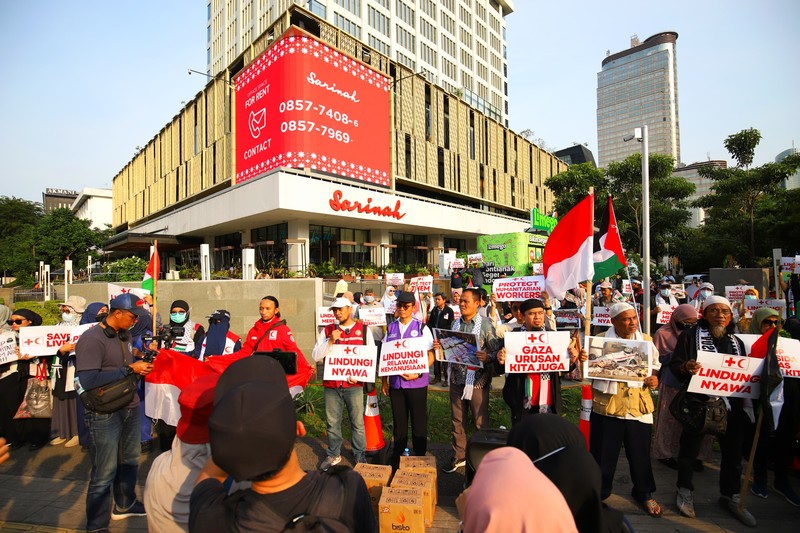 Ratusan dokter dan tenaga kesehatan dari berbagai organisasi menggelar aksi damai di Jakarta pada 7 April 2025 sebagai bentuk solidaritas terhadap tenaga medis dan relawan kemanusiaan yang menjadi korban kekerasan di Gaza. (Dok. Aliansi Rakyat Bela Palestina)