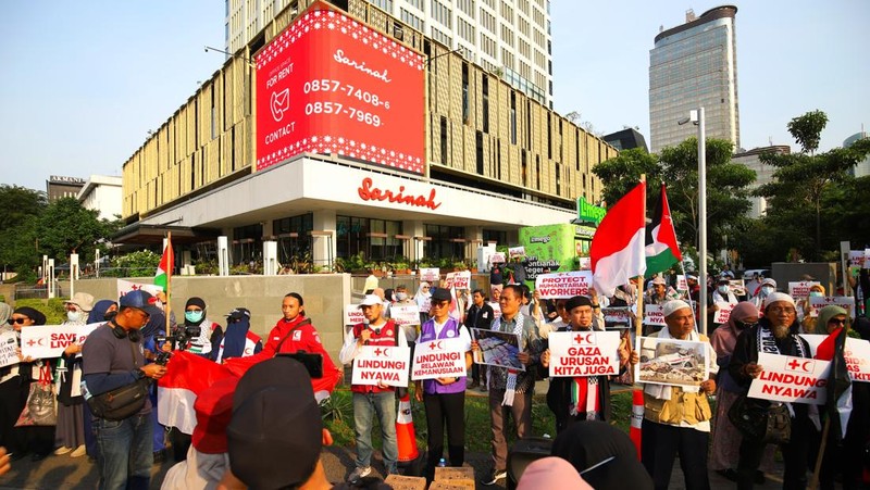 Ratusan dokter dan tenaga kesehatan dari berbagai organisasi menggelar aksi damai di Jakarta pada 7 April 2025 sebagai bentuk solidaritas terhadap tenaga medis dan relawan kemanusiaan yang menjadi korban kekerasan di Gaza. (Dok. Aliansi Rakyat Bela Palestina)