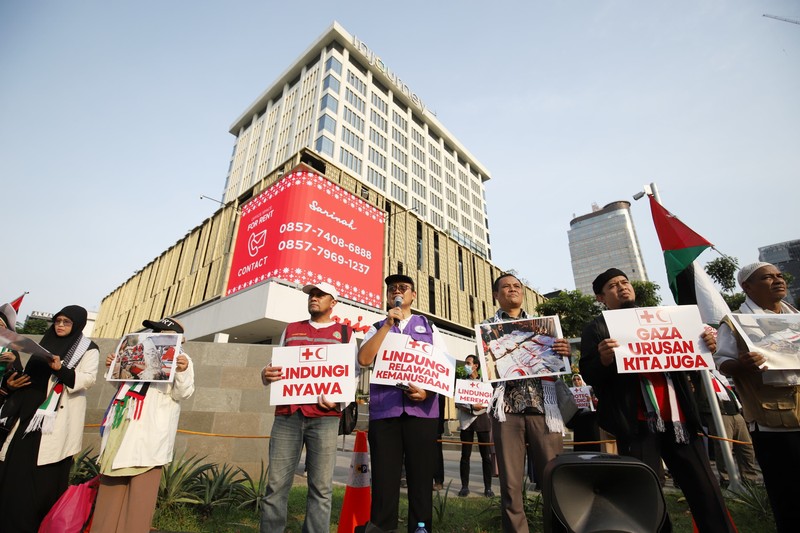Ratusan dokter dan tenaga kesehatan dari berbagai organisasi menggelar aksi damai di Jakarta pada 7 April 2025 sebagai bentuk solidaritas terhadap tenaga medis dan relawan kemanusiaan yang menjadi korban kekerasan di Gaza. (Dok. Aliansi Rakyat Bela Palestina)