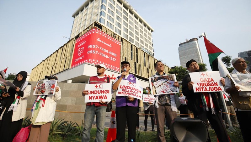 Ratusan dokter dan tenaga kesehatan dari berbagai organisasi menggelar aksi damai di Jakarta pada 7 April 2025 sebagai bentuk solidaritas terhadap tenaga medis dan relawan kemanusiaan yang menjadi korban kekerasan di Gaza. (Dok. Aliansi Rakyat Bela Palestina)