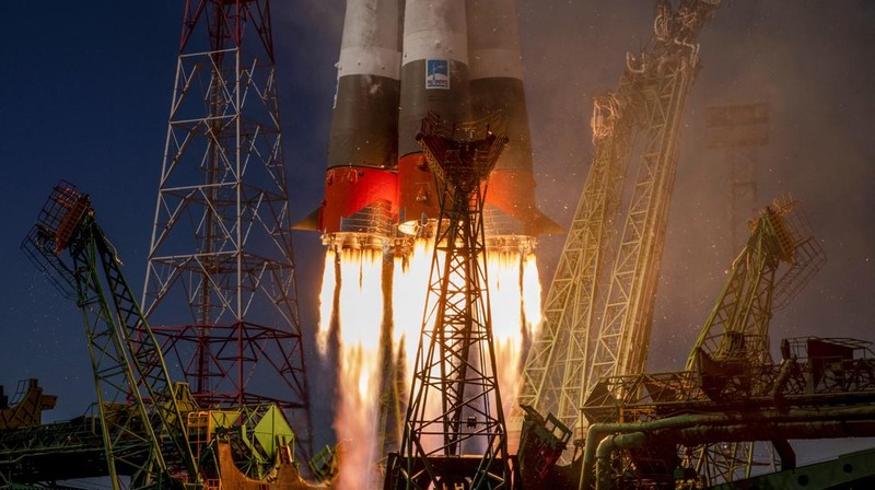 Roket Soyuz milik Rusia sukses meluncur dari kosmodrom Baikonur di Kazakhstan pada Selasa (8/4). (REUTERS/Maxim Shemetov)