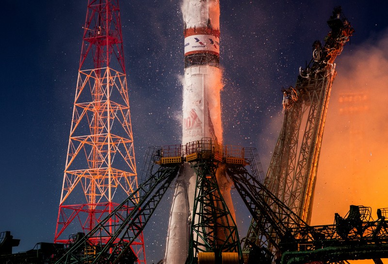 Roket Soyuz milik Rusia sukses meluncur dari kosmodrom Baikonur di Kazakhstan pada Selasa (8/4). (REUTERS/Maxim Shemetov)