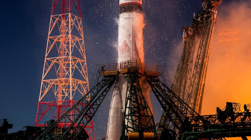Roket Soyuz milik Rusia sukses meluncur dari kosmodrom Baikonur di Kazakhstan pada Selasa (8/4). (REUTERS/Maxim Shemetov)