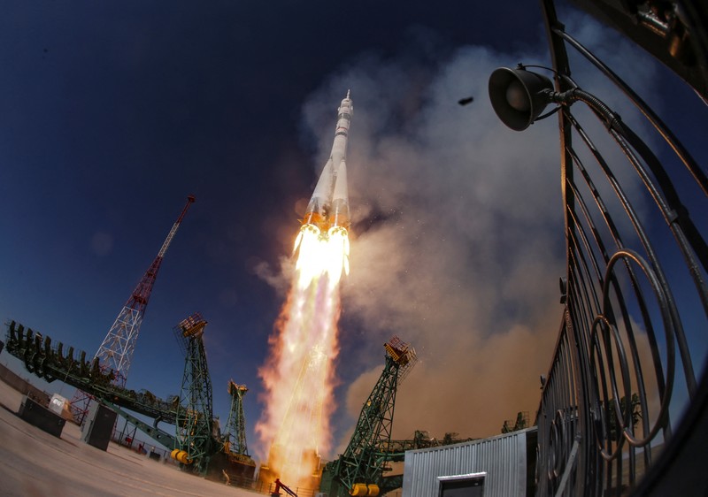 Roket Soyuz milik Rusia sukses meluncur dari kosmodrom Baikonur di Kazakhstan pada Selasa (8/4). (REUTERS/Maxim Shemetov)