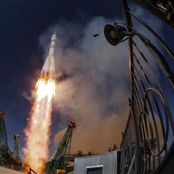 Potret Roket Soyuz Rusia Meluncur ke Stasiun Luar Angkasa