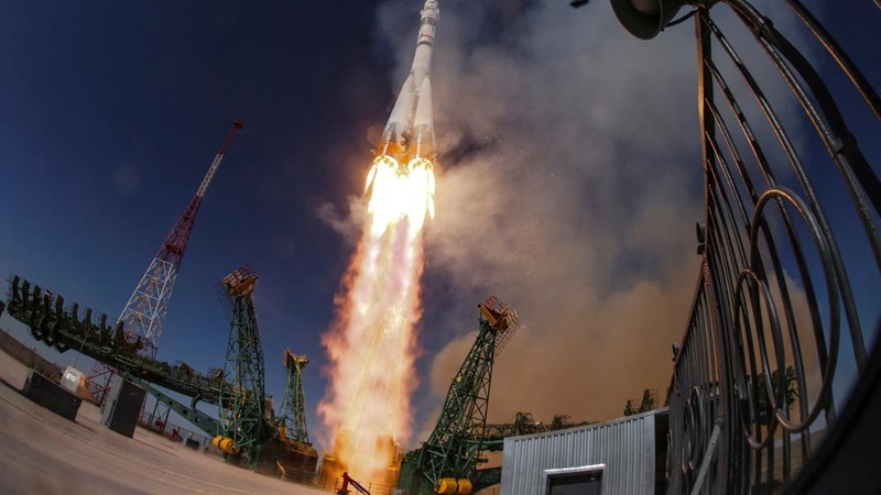 Roket Soyuz milik Rusia sukses meluncur dari kosmodrom Baikonur di Kazakhstan pada Selasa (8/4). (REUTERS/Maxim Shemetov)
