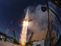 Potret Roket Soyuz Rusia Meluncur ke Stasiun Luar Angkasa