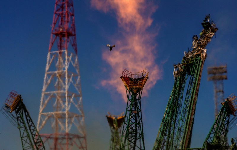 Roket Soyuz milik Rusia sukses meluncur dari kosmodrom Baikonur di Kazakhstan pada Selasa (8/4). (REUTERS/Maxim Shemetov)