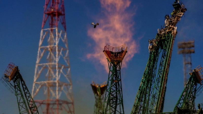 Roket Soyuz milik Rusia sukses meluncur dari kosmodrom Baikonur di Kazakhstan pada Selasa (8/4). (REUTERS/Maxim Shemetov)