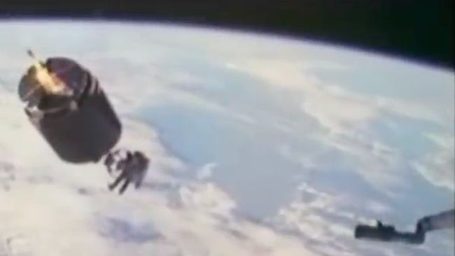 Astronaut NASA Pertaruhkan Nyawa Buat Tangkap Satelit RI