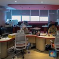 Sejumlah Aparatur Sipil Negara (ASN) menyelesaikan pekerjaannya di Gedung Balai Kota DKI Jakarta, Selasa (8/4/2025). (CNBC Indonesia/Faisal Rahman)