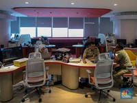 Sejumlah Aparatur Sipil Negara (ASN) menyelesaikan pekerjaannya di Gedung Balai Kota DKI Jakarta, Selasa (8/4/2025). (CNBC Indonesia/Faisal Rahman)