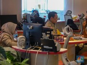 Sejumlah Aparatur Sipil Negara (ASN) menyelesaikan pekerjaannya di Gedung Balai Kota DKI Jakarta, Selasa (8/4/2025).(CNBC Indonesia/Faisal Rahman)