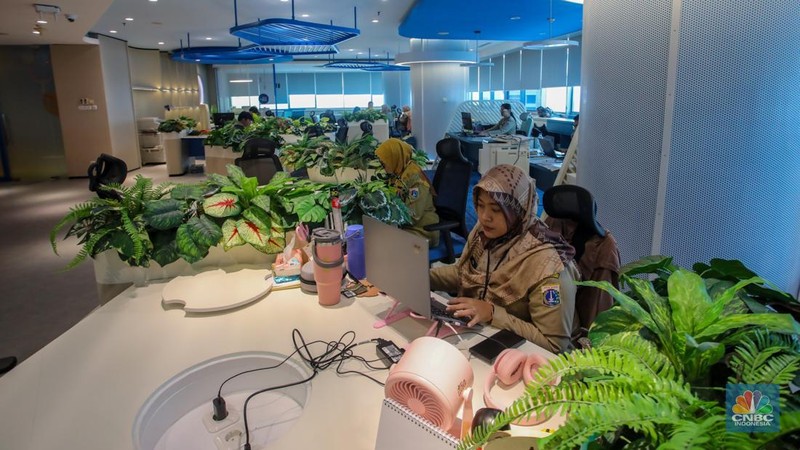 Sejumlah Aparatur Sipil Negara (ASN) menyelesaikan pekerjaannya di Gedung Balai Kota DKI Jakarta, Selasa (8/4/2025). (CNBC Indonesia/Faisal Rahman)