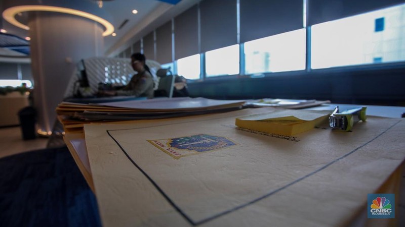 Sejumlah Aparatur Sipil Negara (ASN) menyelesaikan pekerjaannya di Gedung Balai Kota DKI Jakarta, Selasa (8/4/2025). (CNBC Indonesia/Faisal Rahman)