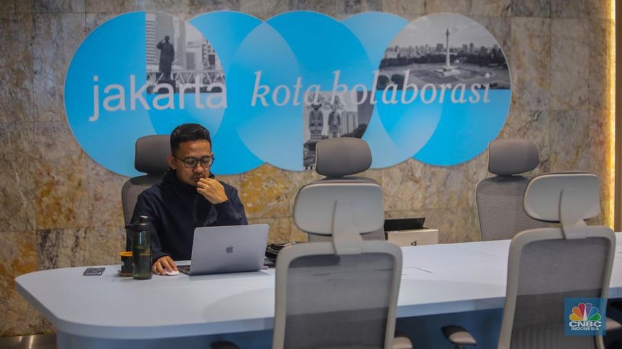 Sejumlah Aparatur Sipil Negara (ASN) menyelesaikan pekerjaannya di Gedung Balai Kota DKI Jakarta, Selasa (8/4/2025). (CNBC Indonesia/Faisal Rahman)