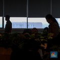 Sejumlah Aparatur Sipil Negara (ASN) menyelesaikan pekerjaannya di Gedung Balai Kota DKI Jakarta, Selasa (8/4/2025). (CNBC Indonesia/Faisal Rahman)