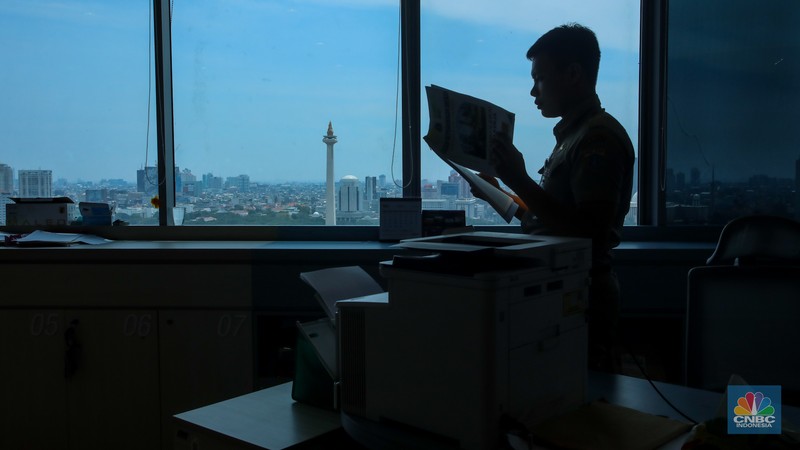 Sejumlah Aparatur Sipil Negara (ASN) menyelesaikan pekerjaannya di Gedung Balai Kota DKI Jakarta, Selasa (8/4/2025). Sejumlah Aparatur Sipil Negara (ASN) menyelesaikan pekerjaannya di Gedung Balai Kota DKI Jakarta, Selasa (8/4/2025). (CNBC Indonesia/Faisal Rahman)