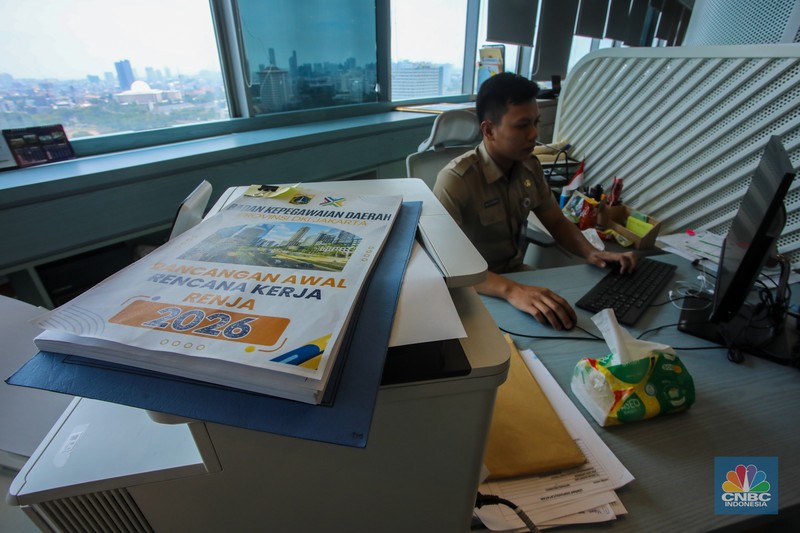 Sejumlah Aparatur Sipil Negara (ASN) menyelesaikan pekerjaannya di Gedung Balai Kota DKI Jakarta, Selasa (8/4/2025). (CNBC Indonesia/Faisal Rahman)