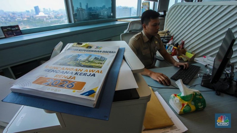 Sejumlah Aparatur Sipil Negara (ASN) menyelesaikan pekerjaannya di Gedung Balai Kota DKI Jakarta, Selasa (8/4/2025). (CNBC Indonesia/Faisal Rahman)