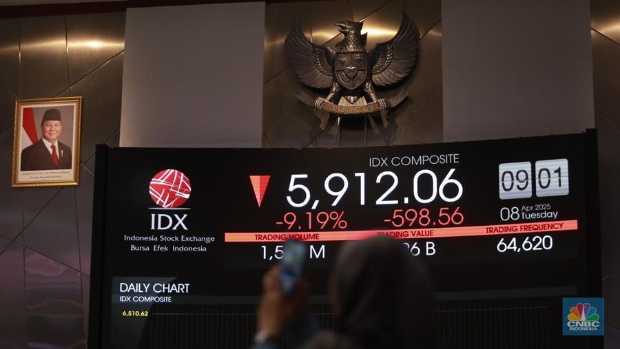 Sejumlah pengunjung di dalam ruangan pergerakan Indeks Harga Saham Gabungan (IHSG) di Bursa Efek Indonesia (BEI), Jakarta, Selasa, (8/4/2025). (վ/Muhammad Sabki)