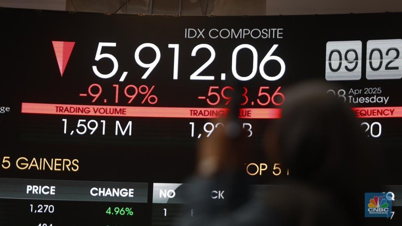 Sejumlah pengunjung di dalam ruangan pergerakan Indeks Harga Saham Gabungan (IHSG) di Bursa Efek Indonesia (BEI), Jakarta, Selasa, (8/4/2025). (CNBC Indonesia/Muhammad Sabki)